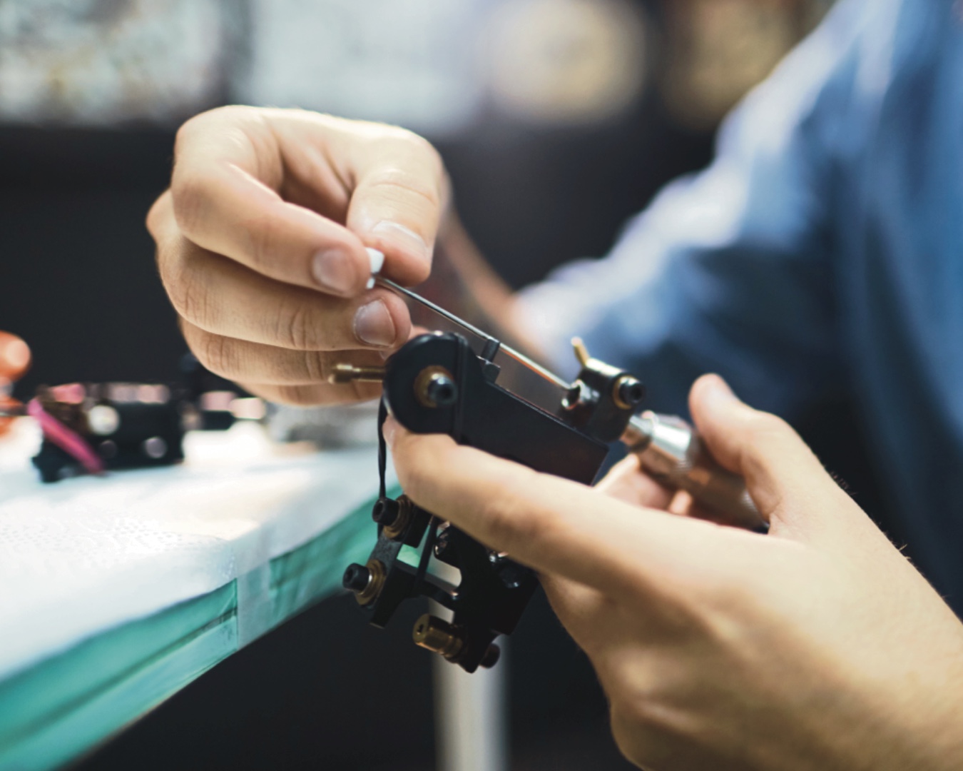 picture of tattoo machine with hands