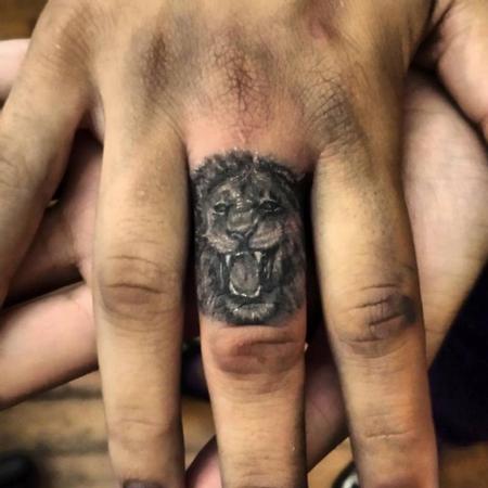 Celebritattoo — Lion tattoo on Cara Delevigne's finger. Tattoo...