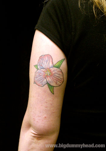 30 Pretty Trillium Tattoos You Can Copy | Flower tattoo meanings, Tattoos  with meaning, Flower tattoo