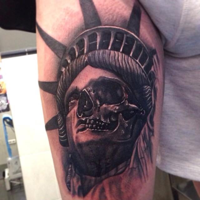 Realistic Statue of Liberty Skull in black and greys by Jose Gonzalez