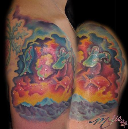 The tattoo features a cosmic and mysterious scene inspired by Lovecraft's  works. At the center of