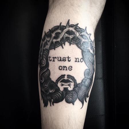 Trust no one by @cortelart in classic paradise tattoo parlour :  r/traditionaltattoos