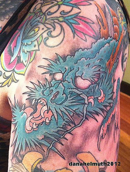 Green Dragon Tattoo by Dana Helmuth là một tác phẩm nghệ thuật đỉnh cao về hình xăm lưng rồng. Được thiết kế đầy tâm huyết và chuyên nghiệp, hình xăm này sẽ khiến bạn trở nên cuốn hút và thật nổi bật. Hãy cùng khám phá chi tiết Green Dragon Tattoo trên TattooNOW!
