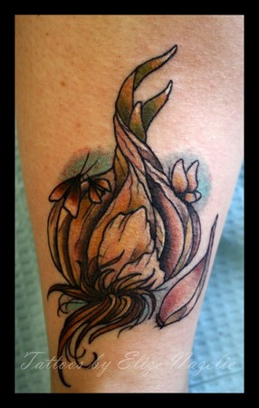 Dave Norton on Instagram: “Garlic flower over juniper branches.  #pinobrosink #pinobrostattoo #blackandgre… | Black and grey tattoos,  Botanical tattoo, Flower tattoo