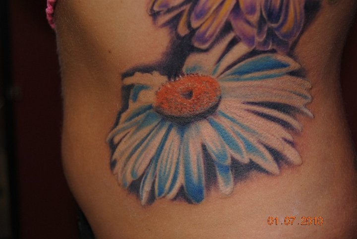 Remember Me Tattoos - Blue Daisy by Tosha #flowers #flower #flowertattoo  #girlytattoo #austin #austintx #atx #austintexas #centraltexas  #girltattooer #manortexas #manortx #elgintexas #taylortexas #pflugerville # blue #daisy | Facebook