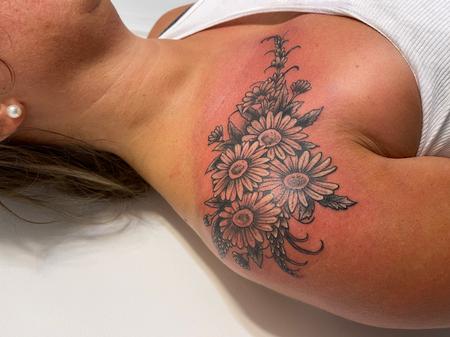 Daisy tattoo - Daisy Duncan! | Daisy tattoo, Flower tattoos, Flower tattoo  back