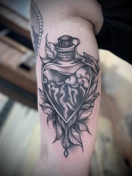 Spikey heart by Amy at Heartache Tattoo, New Westminster BC : r/tattoos
